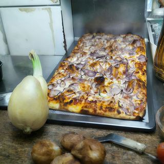 Pizza de atún y cebolla