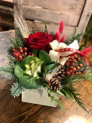 Scatola di cartone natalizia con composizione a tema