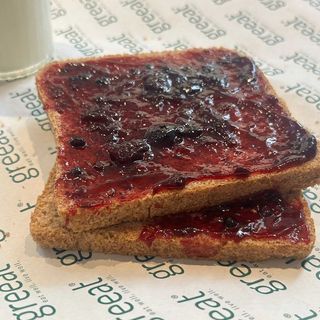 Toast Integrale Marmellata ai Frutti di Bosco