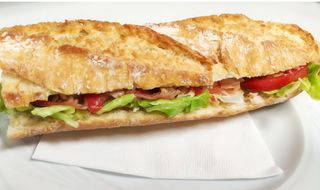 Bocadillo frío de jamón serrano con tomate