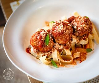 Tagliatelle Con Albóndigas En Salsa De Tomate Casera