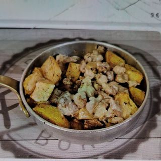 Patate al forno con salsiccia sbriciolata e formaggio