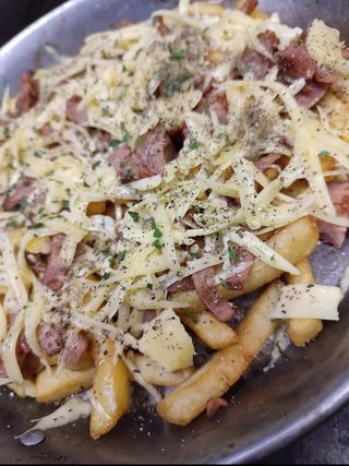 Patatas villa verde con queso y bacon