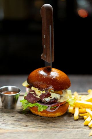 Бургер техаський з картоплею фрі