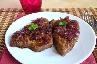 Tonnetto fresco arrosto con cipolla caramellata 