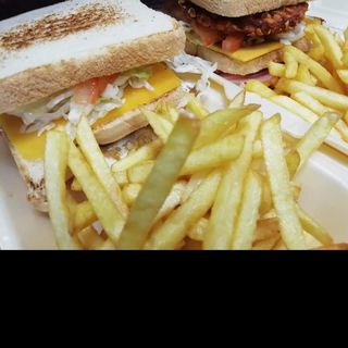 Sándwich Super May Triple de pollo y papas