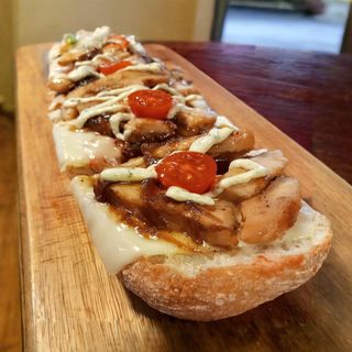 Llescas De  bacon,queso,cebolla caramelizada