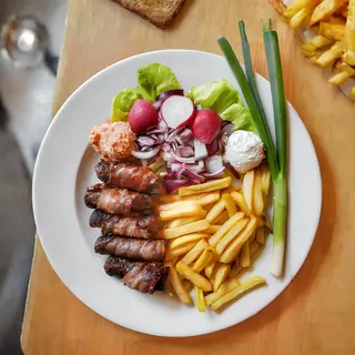 Ćevapi u špeku+Pomfit+Lepinja+Luk ili Ajvar