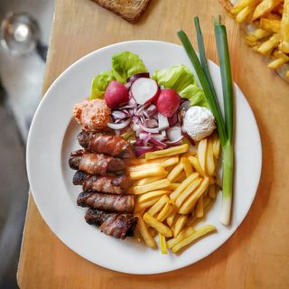 Ćevapi u špeku+Pomfit+Lepinja+Luk ili Ajvar