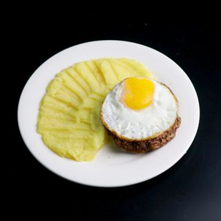 Бифштекс с яйцом