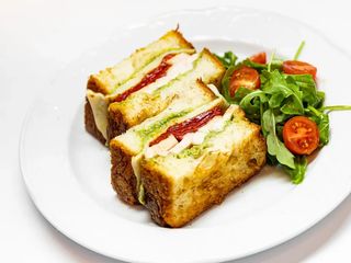 Sándwich de Pollo, Pesto y Pimientos Asados