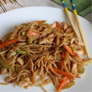 Спагети с пиле и зеленчуци (1кг)