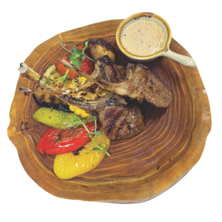 Баранья корейка на гриле с овощами