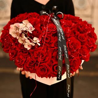 Aranjament in cutie in forma de inima cu 51 trandafiri rosii