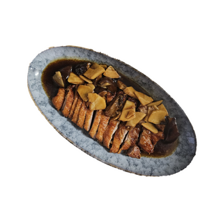 Pato con setas chinas y bambu