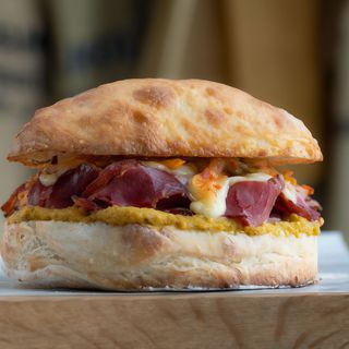 Bocadillo de Pastrami Rooftop