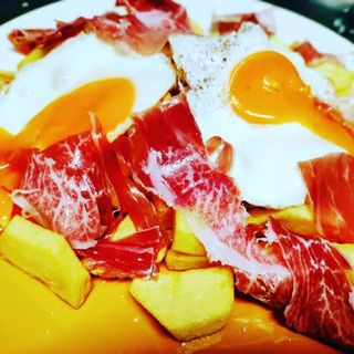 Huevos Rotos con Jamón