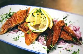 Pastrama de macrou cu ceapa marinata