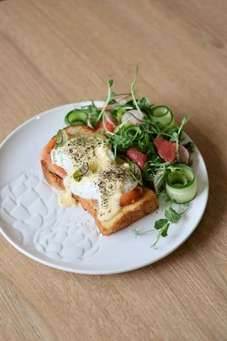 Бриошь с яйцом пашот,семгой и голландским соусом