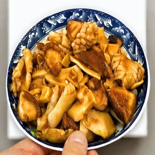 92. Sepia con bambú y setas chinas