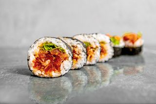 Futomaki pikantny tatar z łososia 6 szt.