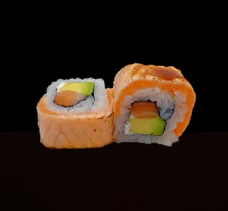 Salmón uramaki flambeado