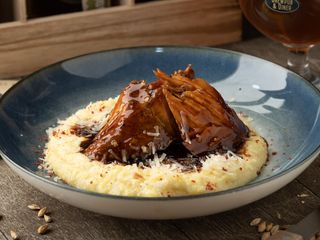 "Pulled pork" cu polenta și sos teriyaki
