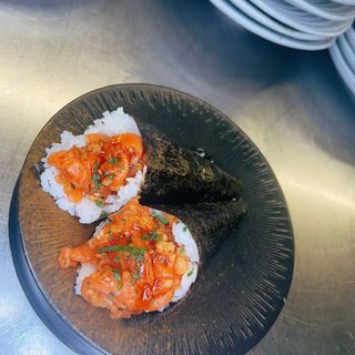 Temaki de salmón macerado (1 ud.)