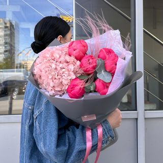 Букет з гортензії, коралових піонів та евкаліпту