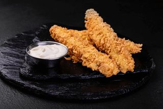 Курячі стріпси з соусом Дор Блю (150/30г)