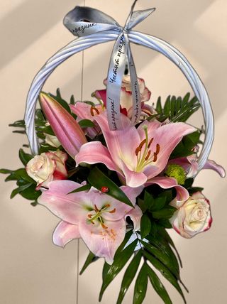 Кошница с лилиум (1бр) и цветни рози (4бр)