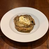 Timbal de berenjena a la brasa con queso cremoso 