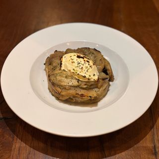 Timbal de berenjena a la brasa con queso cremoso 