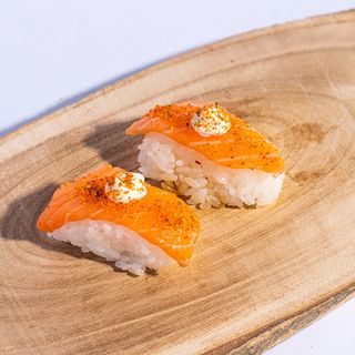 Nigiri De Salmón Con Sichimi (2 Uds.)