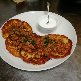 Placki ziemniaczane z gulaszem wieprzowym