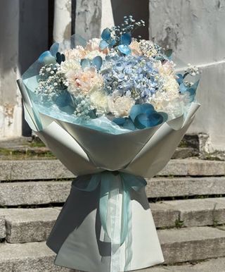 Blue Serenity - Buchet hortensie albastra si flori pastel