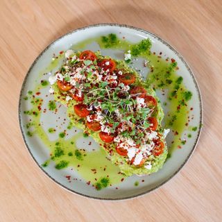 Tostada con aguacate 