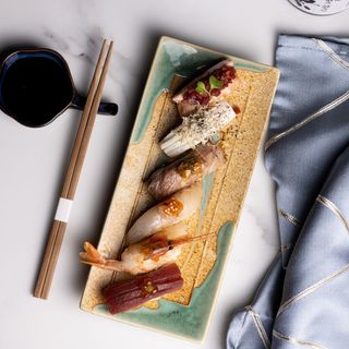 300. Selección de 6 nigiris