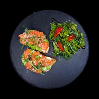 Житній тост  з лососем та авокадо 