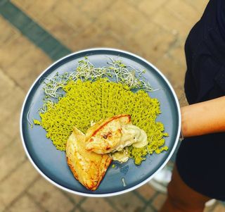 Пълнено пилешко с моцарела и сушен домат