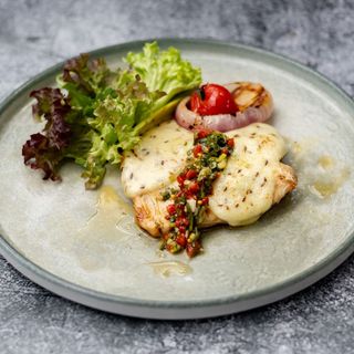 Piept de curcan gratinat cu brânză de burduf