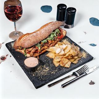 Pork in pita cu sos rosa