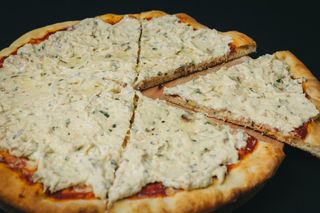 Parče pizze sa pilećim namazom