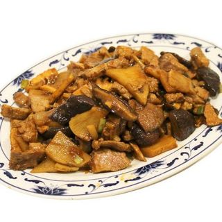 Cerdo con bambú y setas chinas
