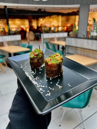 Гункан с лососем (2 шт)