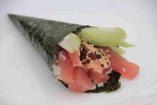 T6 Temaki spicy tuna