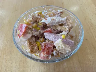Салат з сухариками та куркою (100г)