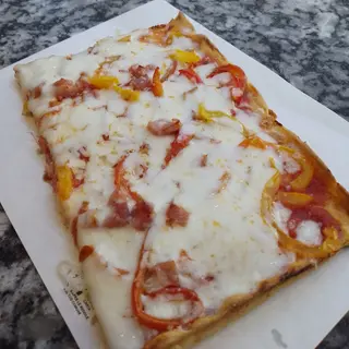 Pizza peperoni e prosciutto