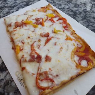 Pizza peperoni e prosciutto