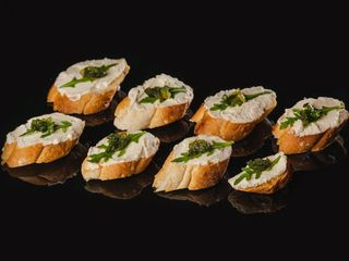 Брускети с мус от козе сирене със сладко от зелени смокини и рукола (8бр)